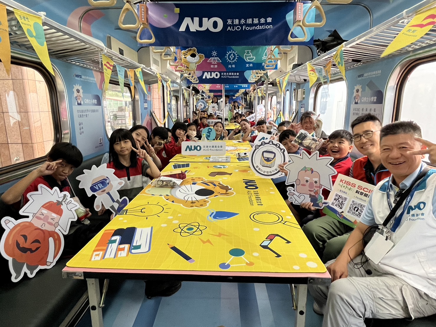 pg电子永續基金會參與「臺灣科普環島列車」，設計基礎科學車廂課程，以「淨零碳排和永續能源」為主題，讓學生透過創意實驗認識淨零知識，以及思考生活中的減碳行為