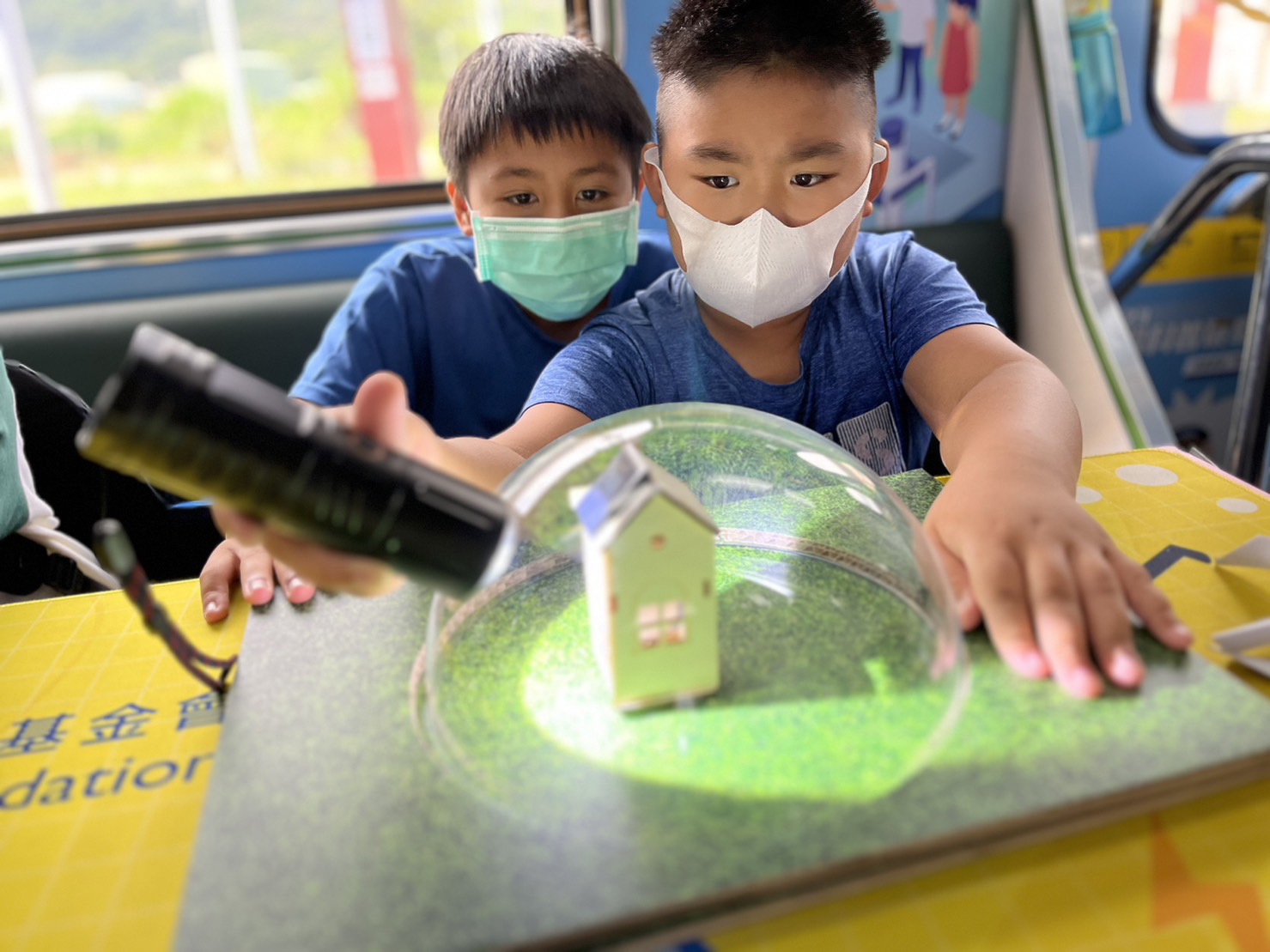 pg电子參與基礎科學主題車廂，以STEAM教學精神，設計「逐日科學家」、「太陽能工程師」以及「淨零建築師」三大能源科普課程和實驗